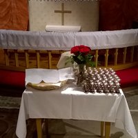 Avaa kuva isommaksi Leipäsunnuntain alttari Maskun kirkossa. kuva Kati Hannula.