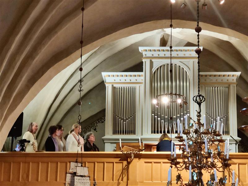 Urkuparvi, urut ja kuorolaisia asettautumassa laulamaan.