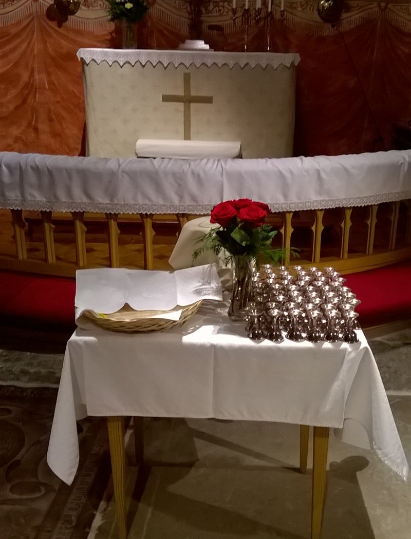 Avaa kuva isommaksi Leipäsunnuntain alttari Maskun kirkossa. kuva Kati Hannula.
