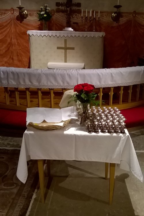 Avaa kuva isommaksi Leipäsunnuntain alttari Maskun kirkossa. kuva Kati Hannula.