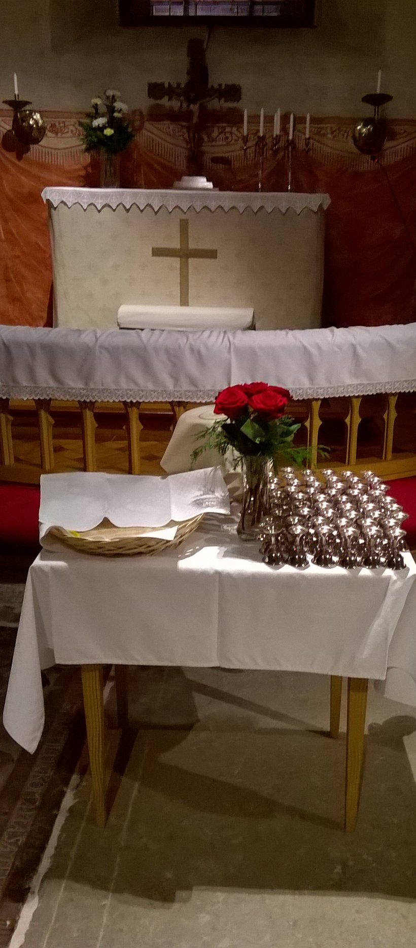 Avaa kuva isommaksi Leipäsunnuntain alttari Maskun kirkossa. kuva Kati Hannula.