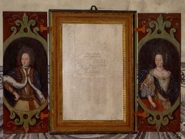 Avaa kuva isommaksi Riemurunotaulu on laadittu Upsalan kokouksen 100-vuotisjuhlan muistoksi v.1693 ja sen sen sisäpinnoille on Lauri Myra maalannut kuningas Kaarle XI:n ja kuningatar Ulrika Eleonoran muotokuvat.