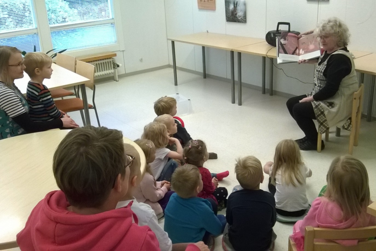 Lapset satutunnilla